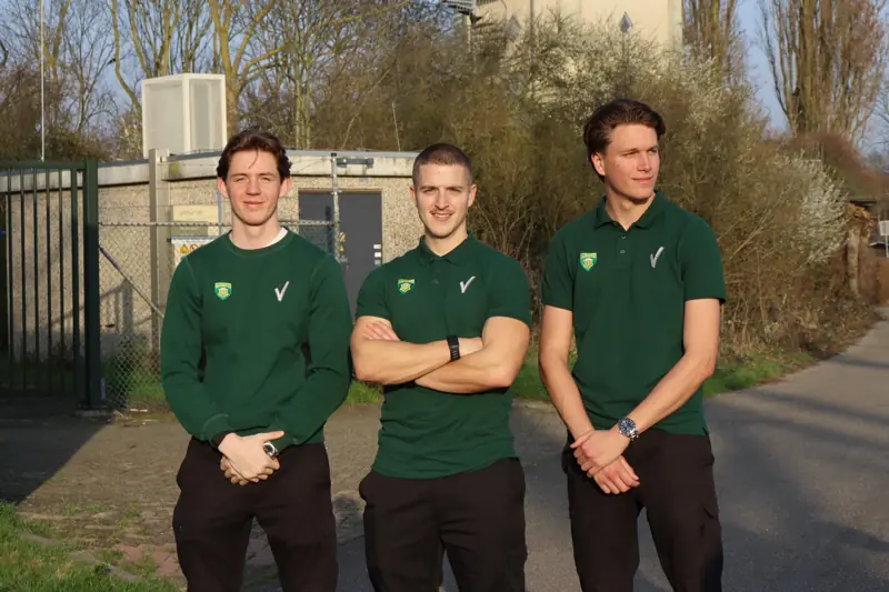 Drie Proteas medewerkers in bedrijfskleding.